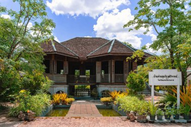 NAKHON SI THAMMARAT, THAILAND-AĞUSTOS 30. 2020: Baan Khun Rathwutvicharn Antik Evi 'nde geleneksel ahşap Tayland stilt evinin yer aldığı güzel manzara mimarisi
