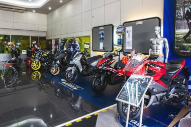 KANCHANABURI, THAILAND - 15 Temmuz 2019: Lo Heng Mong Satış ve Servisinde satılık güzel yeni Yamaha motosiklet ve aksesuarları indirimli. Motosiklet ve scooter satışta.