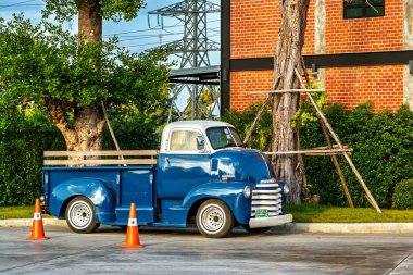 NAKHON RATCHASIMA, THAILAND-Aralık 13. 2020: PTT benzin istasyonunda antika Amerikan pikap kamyonunu ve eski mavi boyayı restore eden Güzel Klasik Chevrolet Half Ton COE veya Cab.