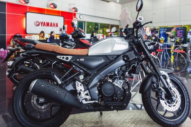 KANCHANABURI, THAILAND - 15 Temmuz 2019: Lo Heng Mong Satış ve Servisinde satılık güzel yeni Yamaha motosiklet ve aksesuarları indirimli. Motosiklet ve scooter satışta.