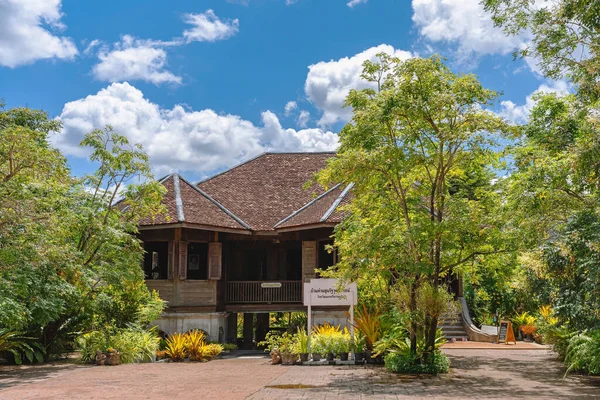 NAKHON SI THAMMARAT, THAILAND-AĞUSTOS 30. 2020: Baan Khun Rathwutvicharn Antik Evi 'nde geleneksel ahşap Tayland stilt evinin yer aldığı güzel manzara mimarisi