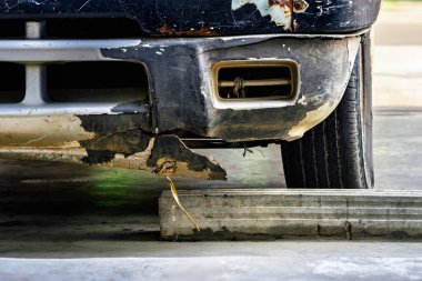 Hasarlı sis lambası lensine yakın ve ön tampondaki boyayı çatlatmış ve soymuş. Araba tamponu derin boya hasarıyla çizilmiş. Dent çizik arabası. Kazara kırık bir araba. Araba çarpması yüzünden kırışıklıklar.