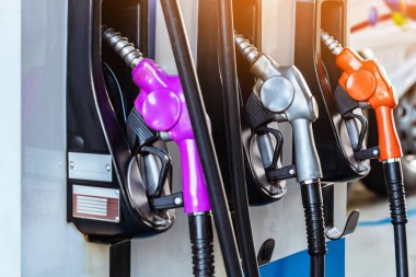 Benzin istasyonunda yakıt ikmali için yakıt hortumu. Benzin istasyonunda el yakıtını doldur. Hortum pompası, petrol yakıtı. Yakıt pompası. Yakıt ve İşletme Enerji Konsepti.