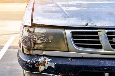 Arabanın farı kırılmış ve şeffaf bantla kapatılmış. Kırık araba farları bant ile tamir edildi. Hasarlı arabanın farları kazara kırılmış ve şeffaf koli bandıyla kaplanmış.