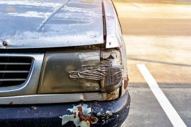 Arabanın farı kırılmış ve şeffaf bantla kapatılmış. Kırık araba farları bant ile tamir edildi. Hasarlı arabanın farları kazara kırılmış ve şeffaf koli bandıyla kaplanmış.