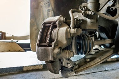 Kırık, yırtık CV dingilli lastik bot tekerlek merkezini fren mekanizması, süspansiyon kolları, sürücü mili ve lastik botlu CV eklemleriyle kapatın. Kırık CV eklem aksı lastik botlar. CV çizmesi yırtıldı.