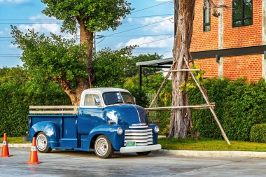 NAKHON RATCHASIMA, THAILAND-Aralık 13. 2020: PTT benzin istasyonunda antika Amerikan pikap kamyonunu ve eski mavi boyayı restore eden Güzel Klasik Chevrolet Half Ton COE veya Cab.