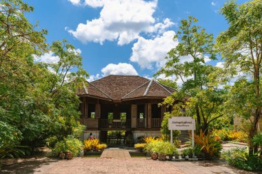 NAKHON SI THAMMARAT, THAILAND-AĞUSTOS 30. 2020: Baan Khun Rathwutvicharn Antik Evi 'nde geleneksel ahşap Tayland stilt evinin yer aldığı güzel manzara mimarisi