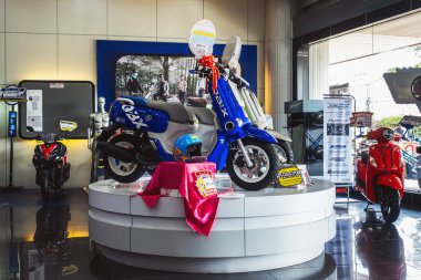 KANCHANABURI, THAILAND - 15 Temmuz 2019: Lo Heng Mong Satış ve Servisinde satılık güzel yeni Yamaha motosiklet ve aksesuarları indirimli. Motosiklet ve scooter satışta.