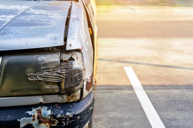 Arabanın farı kırılmış ve şeffaf bantla kapatılmış. Kırık araba farları bant ile tamir edildi. Hasarlı arabanın farları kazara kırılmış ve şeffaf koli bandıyla kaplanmış.