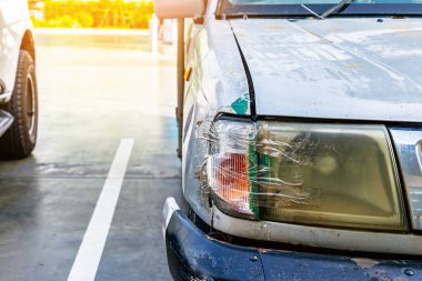 Arabanın farı kırılmış ve şeffaf bantla kapatılmış. Kırık araba farları bant ile tamir edildi. Hasarlı arabanın farları kazara kırılmış ve şeffaf koli bandıyla kaplanmış.