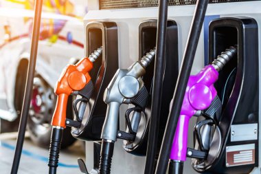 Benzin istasyonunda yakıt ikmali için yakıt hortumu. Benzin istasyonunda el yakıtını doldur. Hortum pompası, petrol yakıtı. Yakıt pompası. Yakıt ve İşletme Enerji Konsepti.