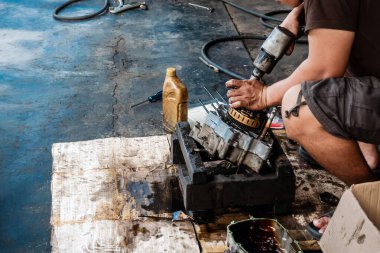 Motosiklet motoru ve şanzıman tamiri. Motosiklet motor dişli sisteminin bakımı, tamiri. Motosiklet Motoru Yeniden İnşa Edildi. Tamirat, tamirat, tamirat ve motor konsepti..