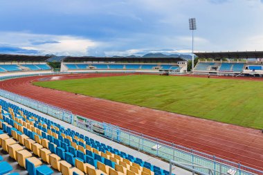 KANCHANABURI, THAILAND-AĞUSTOS 8, 2025: Kleeb Bua Stadyumu 'ndaki profesyonel spor sahası projesi için hazırlanmış topraklara taze çimen tohumu döşeyen tanımlanamayan peyzaj işçileri ekibi.