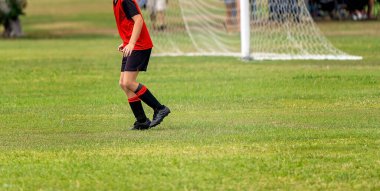 Genç futbolcu bir maçta kale direğini savunuyor