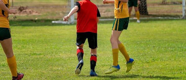 Genç Erkek Bayan Futbolcular Bir Oyun Sırasında Kale Direkleri Için — Stok fotoğraf