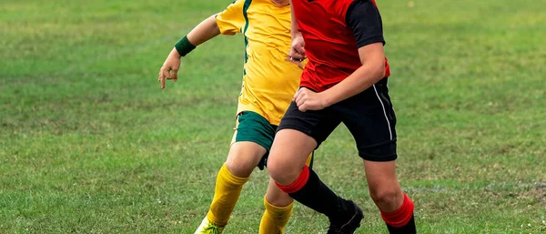 Młodzi Piłkarze Gonić Piłkę Boisku Podczas Gry — Zdjęcie stockowe
