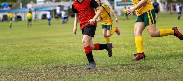 Młodzi Piłkarze Gonić Piłkę Boisku Podczas Gry — Zdjęcie stockowe