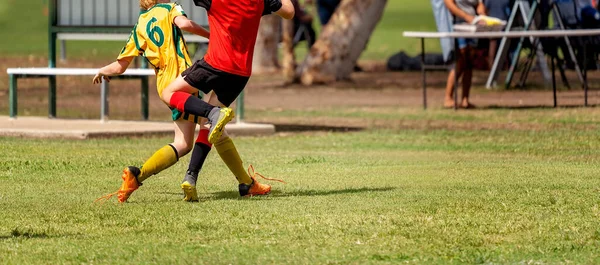 Unga Fotbollsspelare Jagar Bollen Planen Ett Spel — Stockfoto