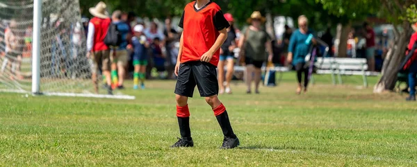 Młody Piłkarz Broni Bramki Podczas Gry — Zdjęcie stockowe