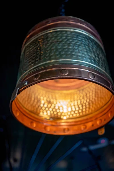 Ένα Μεταλλικό Φως Ρίχνει Μια Ζεστή Λάμψη Από Ταβάνι — Φωτογραφία Αρχείου