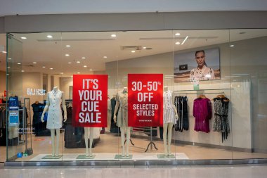 Townsville, Queensland, Avustralya - Ekim 2020: İndirimli fiyatlarla bayan modası