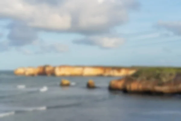 澳洲大海上道上的离岛湾的水彩画 模糊的海景作为背景 — 图库照片