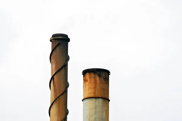 Трубопроводы Промышленной Мельницы Которая Измельчает Сахарный Тростник Белый Облачный Фон — стоковое фото