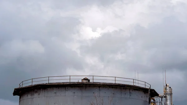 サトウキビ工場の貯蔵タンク — ストック写真