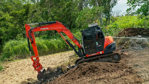 Mackay Queensland Australia Enero 2021 Excavadora Trabajando Lado Carretera Moviendo — Foto de Stock