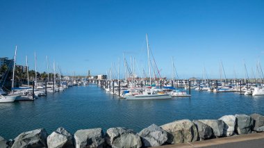 Mackay, Queensland, Avustralya - Ocak 2021: Korunaklı marinaya demirlemiş lüks tekneler