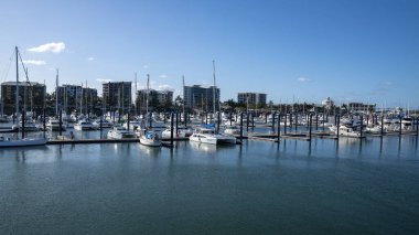 Mackay, Queensland, Avustralya - Ocak 2021: Korunaklı marinaya demirlemiş lüks tekneler