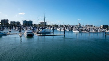 Mackay, Queensland, Avustralya - Ocak 2021: Korunaklı marinaya demirlemiş lüks tekneler