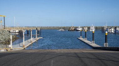 Mackay, Queensland, Avustralya - Ocak 2021: Bir günlük balıkçılık sonunda marinadaki tekne rampası boş