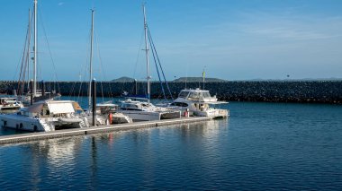 Mackay, Queensland, Avustralya - Ocak 2021: Korunaklı marinaya demirlemiş lüks tekneler