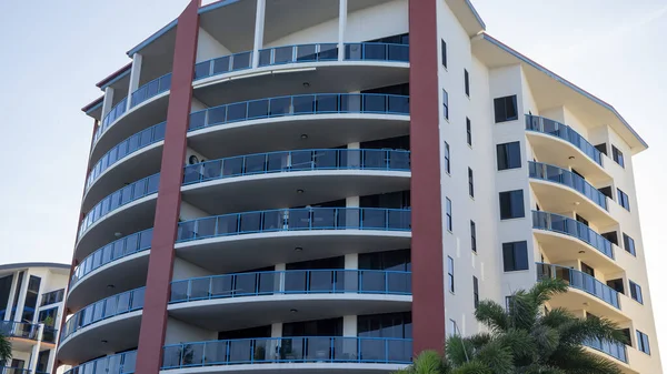 Mackay, Queensland, Avustralya - Ocak 2021: Marinadaki çok katlı lüks konaklama daireleri