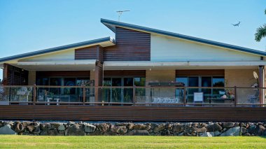Mackay, Queensland, Avustralya - Ocak 2021: Kolay eğlence için güneşli güverteli konutlar