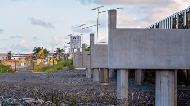 Mackay, Queensland, Avustralya - Ocak 2021: İnşaat halindeki beton köprü üstü geçit