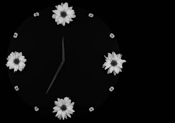 Une Horloge Créée Noir Blanc Avec Des Fleurs Sur Fond — Photo