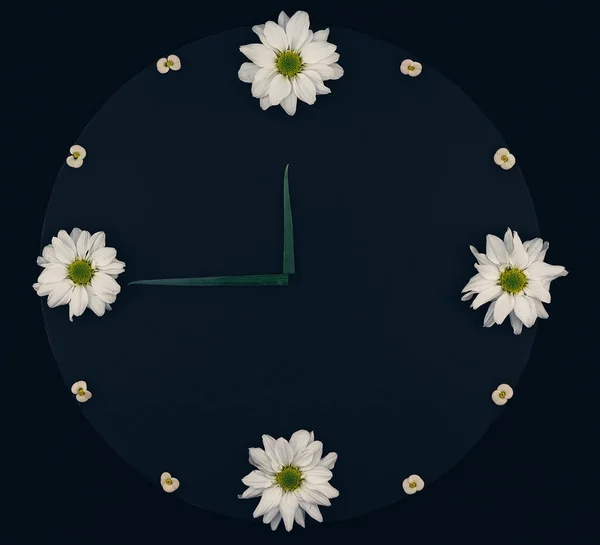 Eine Uhr Mit Blumen Auf Dunklem Hintergrund Blauer Tönung — Stockfoto