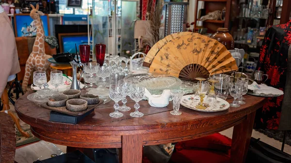 Mackay, Queensland, Avustralya - Ocak 2021: Yerel ihbar dükkanında satılık çeşitli ev eşyaları