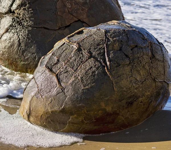 Rocas Volcánicas Redondas Sentadas Sobre Arena Bañadas Por Las Olas —  Fotos de Stock