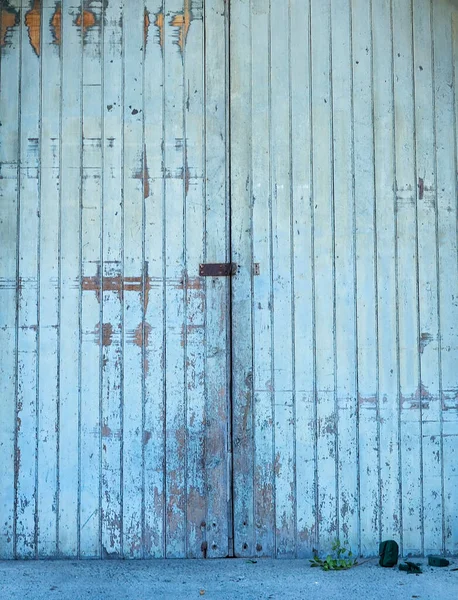 剥離塗料とテクスチャの多くを持つ古い木の壁 プロジェクトの理想的な背景 — ストック写真