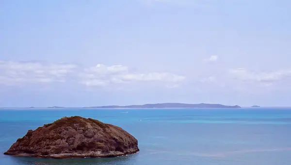 Een Eenzame Rots Eiland Tegen Een Achtergrond Van Oceaan Met — Stockfoto