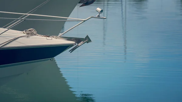 Feche Arco Barco Luxo Com Âncora Convés Reflexos Água — Fotografia de Stock