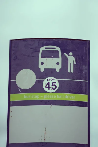 浅蓝色背景下带有图标的巴士站标志 — 图库照片