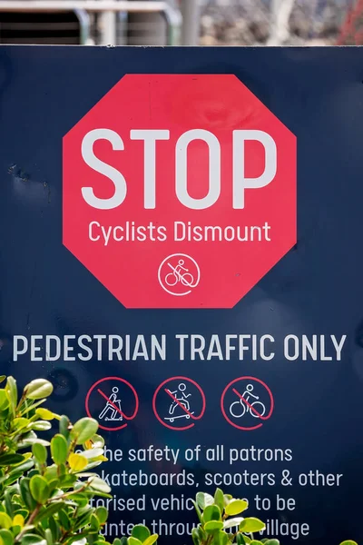 行人专用标志 指示骑单车人士必须停车及下车 — 图库照片
