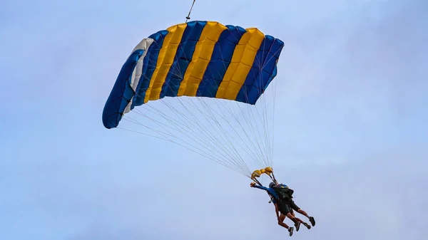 Parachutistes Tandem Contre Ciel Bleu Clair Avec Parachute Ouvert Prêt — Photo