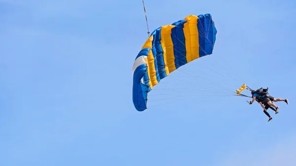 Tandem Paracadutisti Contro Cielo Blu Chiaro Con Paracadute Aperto Pronto — Foto Stock