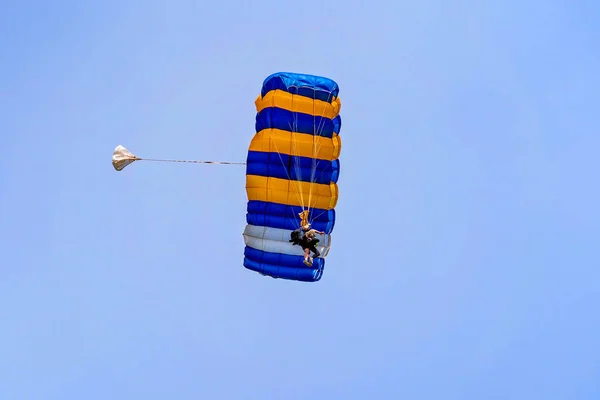 Parachutistes Tandem Contre Ciel Bleu Clair Avec Parachute Ouvert Prêt — Photo